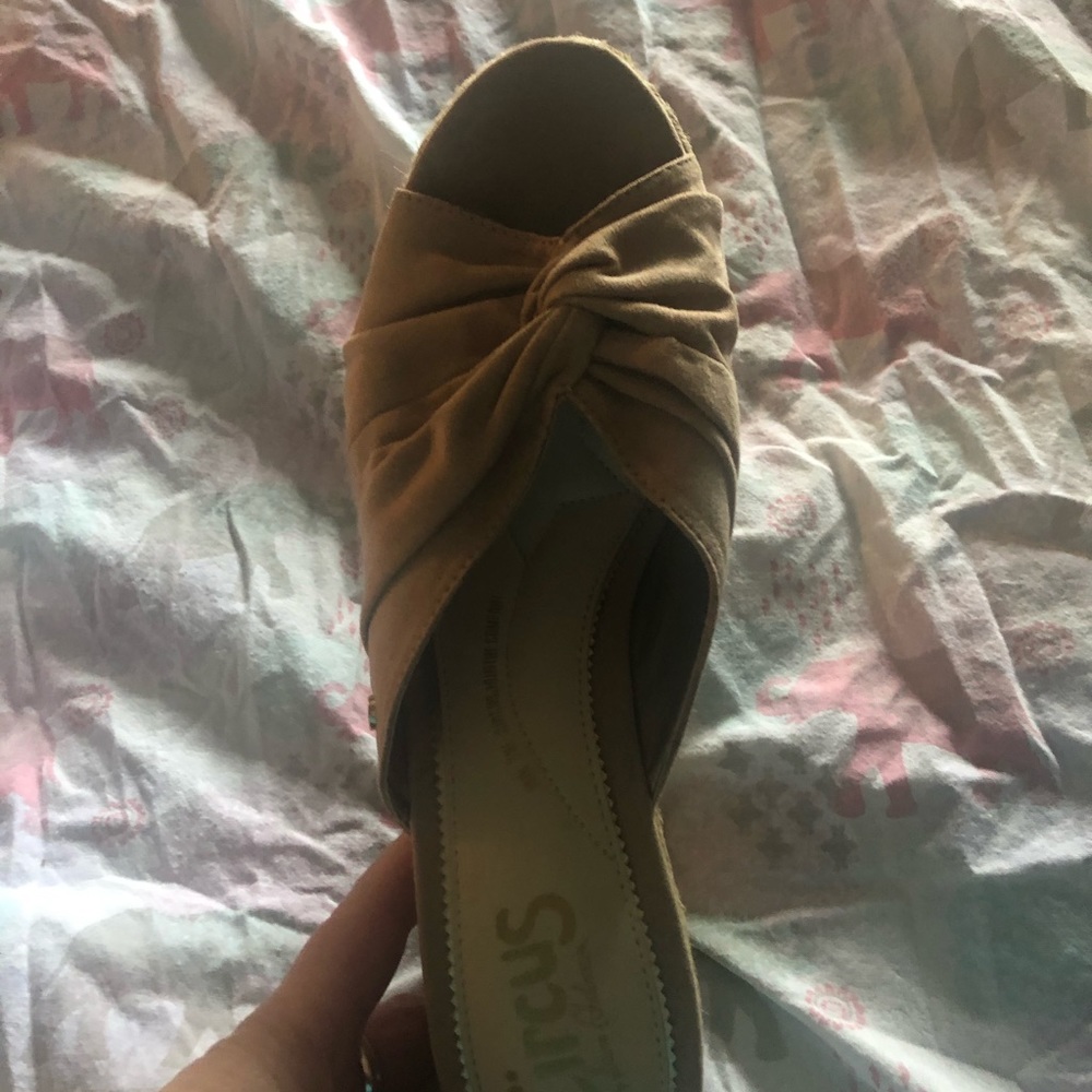 Cute tan brand new slides